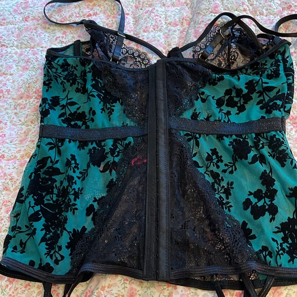 New unworn, green and black bustier - Picture 6 of 7